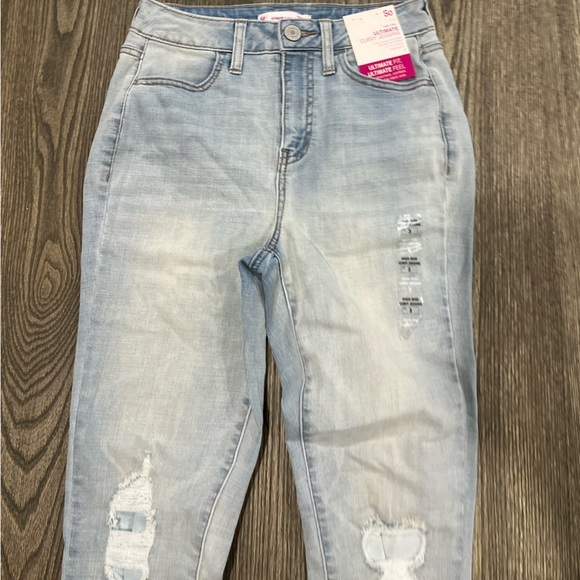 NWT SO Ultimate Curvy Jegging Jeans High-Rise Distressed Light Wash Juniors Sz 3 - Picture 3 of 9